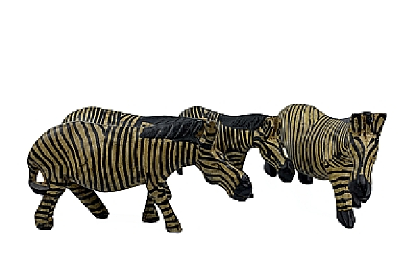 In Kenia von Hand geschnitzte und bemalte Zebra Figuren aus Holz. Schöne Handarbeit aus Afrika, die jedes Stück einzigartig macht. Einwandfreier Zustand aus einer Zebra Sammlung. Die Figuren sind 14 – 17 cm breit, haben eine Höhe von 7 – 8 cm und sind etw